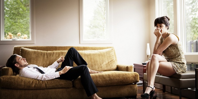 4. Žárlí, když se vám daří. S nadšením na něj vychrlíte, že vás povýšili. Jeho reakce? Začne vyjmenovávat negativa, která s sebou tato událost může nést. Váš případ? Vezměte urychleně do zaječích – to není pan Božský. Nýbrž pan Sebestředný.