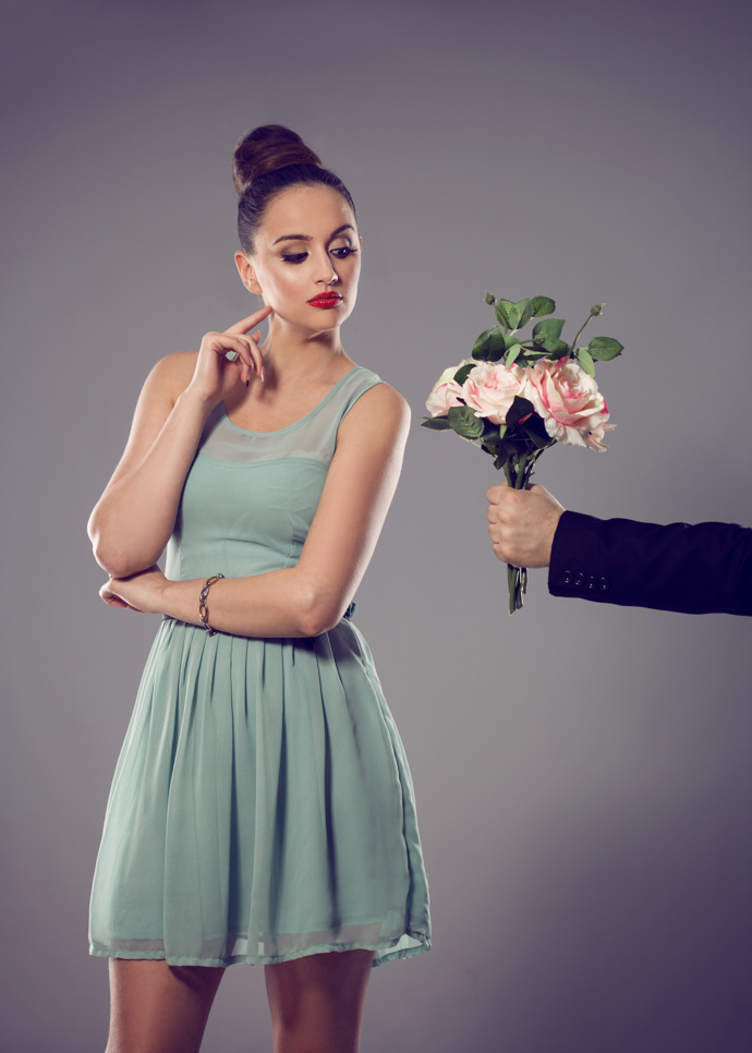 6. Šíleně vás zbožňuje, i když spolu randíte jen chvilku. Ano, to je (většinou) znak toho, že bok po boku dlouhou cestu neurazíte. Zralý partnerský vztah se formuje pomalu. Trvá měsíce, roky, než se partneři opravdu dobře poznají a začnou se plně respektovat. Bombardování esemeskami a každodenní zahrnování růžemi může být znakem majetnických sklonů.