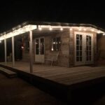 S pomocí rodiny ho však proměnili v důstojné a stylové bydlení, kterému nechybí manželská postel, venkovní záchod ani krb.