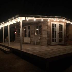 S pomocí rodiny ho však proměnili v důstojné a stylové bydlení, kterému nechybí manželská postel, venkovní záchod ani krb.