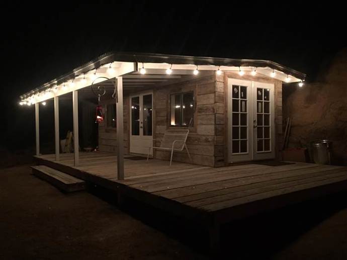 S pomocí rodiny ho však proměnili v důstojné a stylové bydlení, kterému nechybí manželská postel, venkovní záchod ani krb.