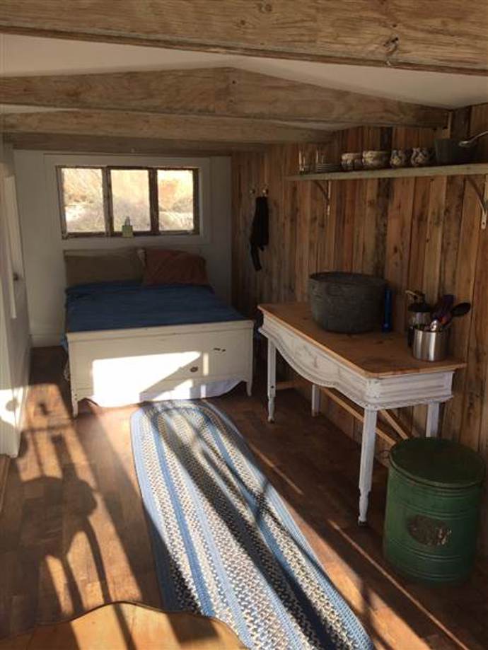 Příbytek je opravdu maličký – jeho rozloha činí 16 metrů čtverečních. Nechybí v něm ale nic, co potřebuje obyčejný smrtelník k životu.