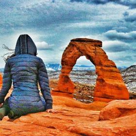 „Lidé stále mluví o tom, jak chtějí víc cestovat, ale nedělají pokroky, aby to uskutečnili. Přestaňte si kupovat věci a začněte nakupovat zážitky,“ vzkázala.