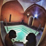 „Příklad: zeptejte se přátelského personálu hotelu, kolik by mělo stát taxi z hotelu na místo, kam se chcete dostat. Nemá žádný prospěch z toho, aby vám lhal, a vy budete mít dobrý základ pro vyjednávání s řidičem.“