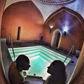 „Příklad: zeptejte se přátelského personálu hotelu, kolik by mělo stát taxi z hotelu na místo, kam se chcete dostat. Nemá žádný prospěch z toho, aby vám lhal, a vy budete mít dobrý základ pro vyjednávání s řidičem.“