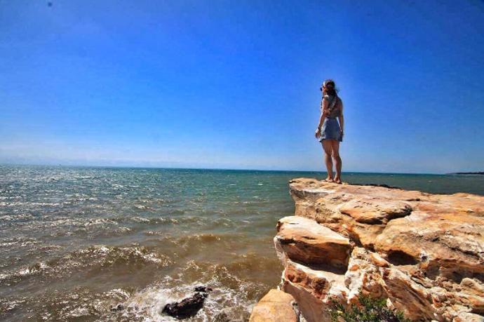 8. Vybírejte aktivity podle vašeho konta. „Co děláte rádi? Dovádění na pláži je zadarmo, kdežto potápění ne.“ Věnujte se takovým činnostem, ze kterých se budete moct radovat bez ohledu na vaši peněženku.