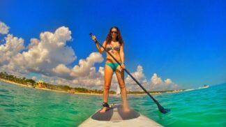 Díky dostupnému cestování se může Nina Ragusa po práci třeba projet na prkně.