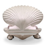 Pro vytvoření dvoumetrového lože použila firma sklolaminát a opatřila ho magickou duhovou perletí.