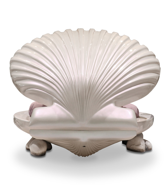 Pro vytvoření dvoumetrového lože použila firma sklolaminát a opatřila ho magickou duhovou perletí.