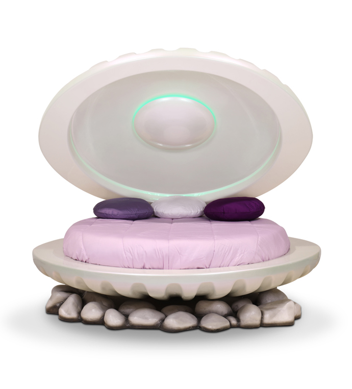 V noci pak malou princeznu snadno přenese do říše snů díky vestavěnému světlu, které pomalu mění barvu.