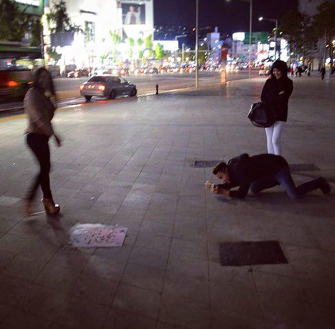 „Padni na kolena a foť!“