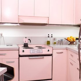 Pokud milujete retro věci vyrobené v jednadvacátém století, nebojte se odvázat. Kralující růžová vám s tím pomůže.