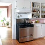 Doteky růžové fungují v zářivě bílé kuchyni jako červený zvýrazňovač. Rozzáří prostory s obdobnou razancí.