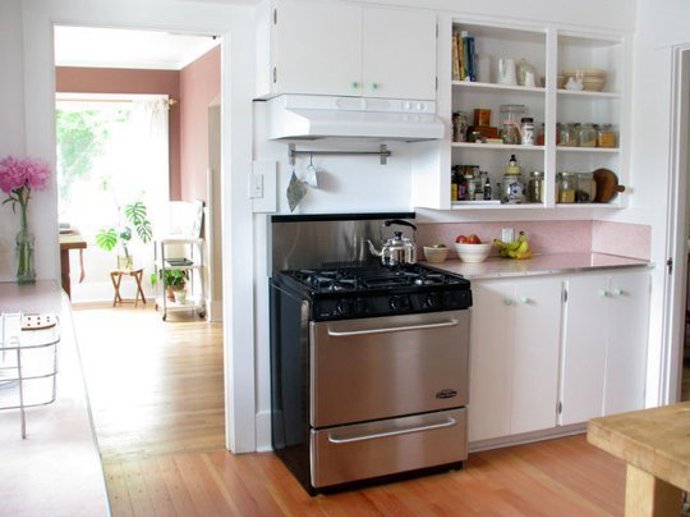 Doteky růžové fungují v zářivě bílé kuchyni jako červený zvýrazňovač. Rozzáří prostory s obdobnou razancí.