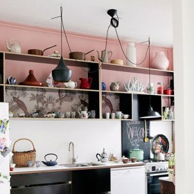 I prostor mezi policemi vyplněný barvou Rose Quartz dokáže divy. Ten na obrázku pokračuje ve hře, kterou rozehrál koberec v příbuzných odstínech.