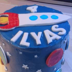 A protože každý astronaut potřebuje raketu, připevnil jednu marcipánovou nahoru.