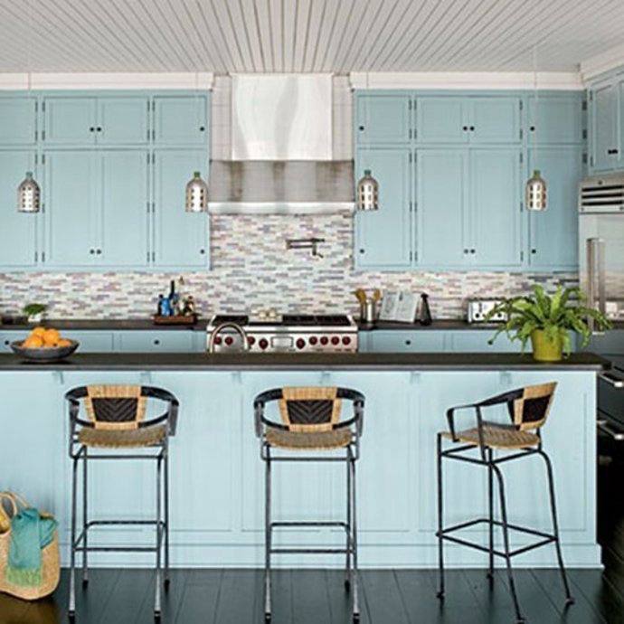 Odstín Serenity odporuje „povídačkám“, že je modrá barva chladná. A to i v kombinaci s kovem.