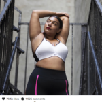 Měla na sobě jen sportovní podprsenku a legíny.