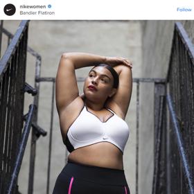 Měla na sobě jen sportovní podprsenku a legíny.