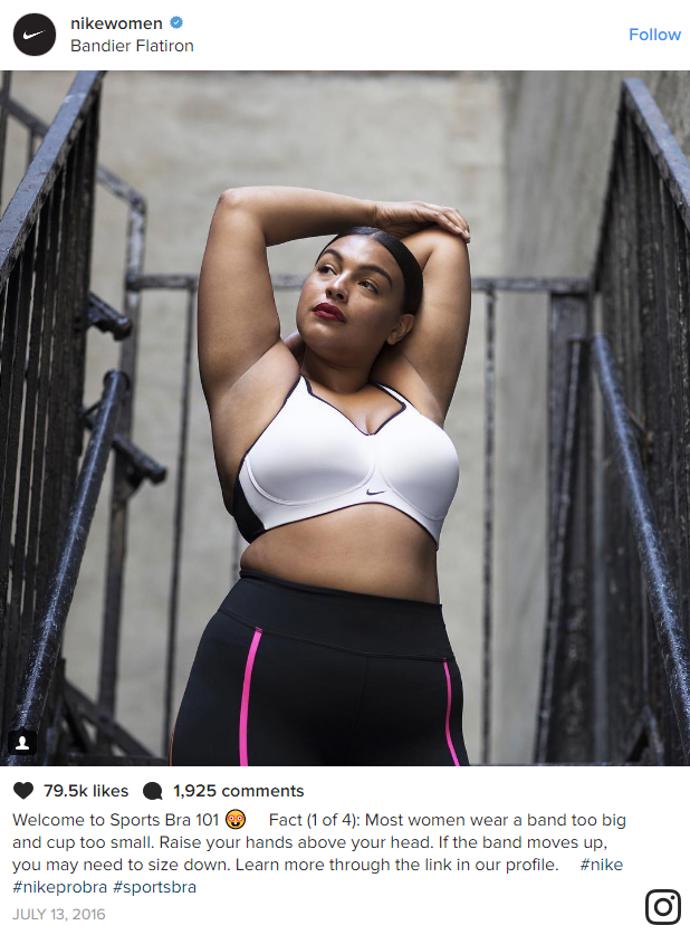 Měla na sobě jen sportovní podprsenku a legíny.