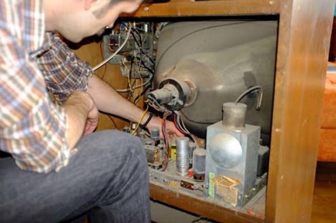 Následovalo vyprazdňování útrob – všechny elektrické komponenty musely pryč. Zvýšenou pozornost věnovali partneři trubce, protože věděli, že některé staré televize mohou být velmi nebezpečné.