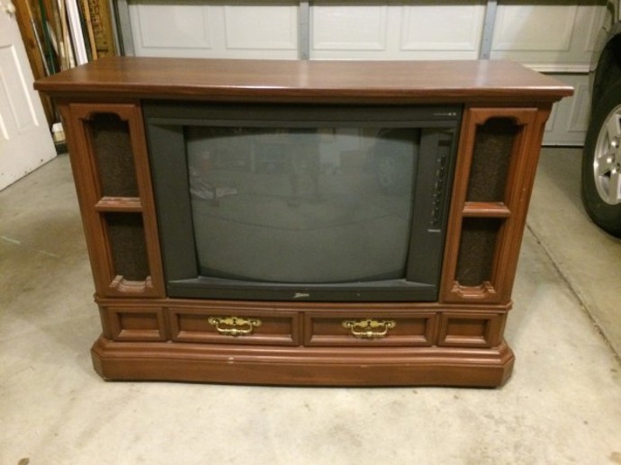 Jiný pár se také rozhodl nenechat starou televizi napospas skládce.