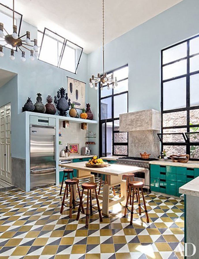 Důkaz, že barvy roku 2016 si rozumí s každým interiérem. Snadno se snoubí s jinými odstíny i těmi nejdivočejšími vzory.