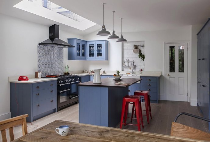 Obdobný moderní skandinávský interiér získáte jednoduše i bez pomoci bytového designéra. Zvolte podobné kusy nábytku stejné barvy (samozřejmě ideálně v modré) a poté dávkujte kontrast. Rudá je na rozzáření vnitřních prostorů přeborník. Jen ať vám neujede ruka!