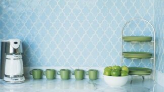 V kuchyni v trendy odstínech letošního roku se otravné vaření pro rodinu změní v oblíbenou kratochvíli.
