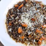 Vláknina. Naprosto klíčová pro všechny, kteří touží zhubnout. Podporuje růst bakterie, jež drží hormony hladu na uzdě. Žena by měla dle expertky denně přijmout 25 gramů vlákniny denně, muž 38 gramů.