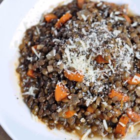 Vláknina. Naprosto klíčová pro všechny, kteří touží zhubnout. Podporuje růst bakterie, jež drží hormony hladu na uzdě. Žena by měla dle expertky denně přijmout 25 gramů vlákniny denně, muž 38 gramů.