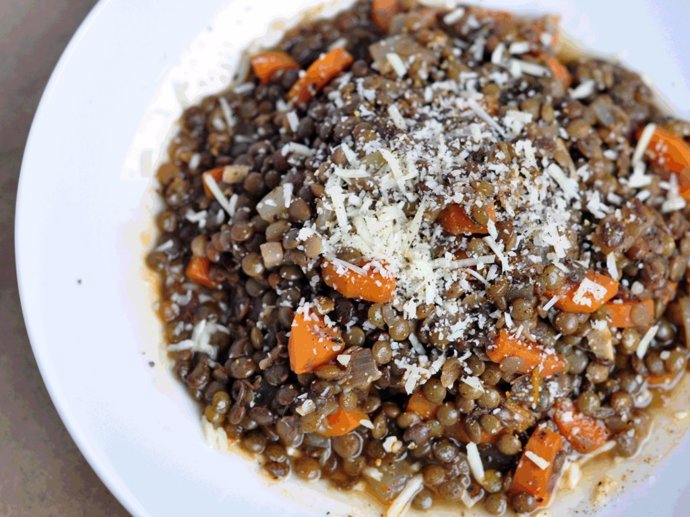 Vláknina. Naprosto klíčová pro všechny, kteří touží zhubnout. Podporuje růst bakterie, jež drží hormony hladu na uzdě. Žena by měla dle expertky denně přijmout 25 gramů vlákniny denně, muž 38 gramů.