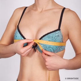 Nyní změříme obvod prsou. Oblékneme si nejpohodlnější nebo obyčejnou podprsenku (ne push-upku ani stahovací). Metr by měl obepínat prsa v místě největšího objemu, ale nikoliv je stahovat.