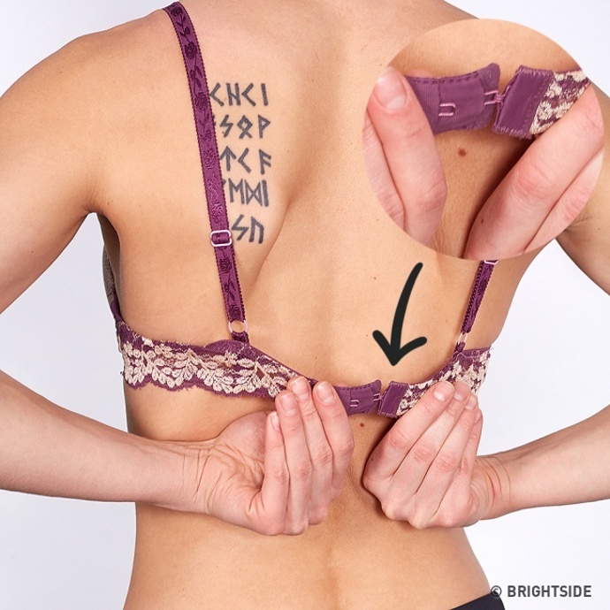 Zdali nám podprsenka sedí, posoudíme podle tří znaků: košíčků, obvodového pásu a ramínek. Podprsenku zapneme na okrajové očko, aby byl obvod co nejvolnější. Většina podprsenek se nošením může vytáhnout až o 5 cm – s tím počítáme při výběru obvodu.