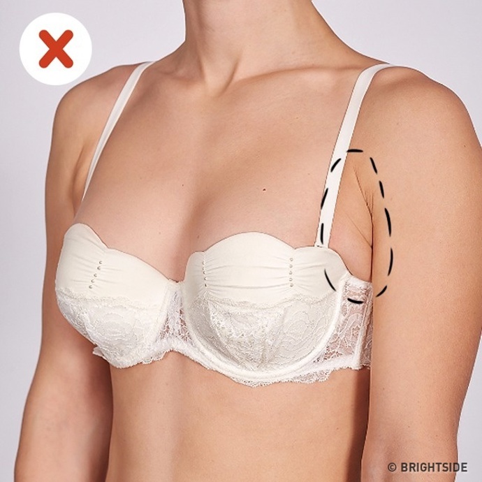 Všímáme si také košíčků. Pokud se v nich tvoří prohlubeň, jsou příliš velké. Pokud nám dělají záhyby v podpaží, jsou naopak příliš malé.