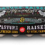 1. RUČNĚ MALOVANÁ TYPOGRAFIE. Recyklace pohltila i grafickou oblast. Ta převzala oprašování trendů z módního světa, který tak dělá už desítky let. Proto se letos budeme čím dál víc setkávat s ručně psaným písmem. Kaligrafie, křídové textury a osobitý ručně psaný projev – to vše se uvelebí tento rok v našem zorném poli.