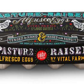 1. RUČNĚ MALOVANÁ TYPOGRAFIE. Recyklace pohltila i grafickou oblast. Ta převzala oprašování trendů z módního světa, který tak dělá už desítky let. Proto se letos budeme čím dál víc setkávat s ručně psaným písmem. Kaligrafie, křídové textury a osobitý ručně psaný projev – to vše se uvelebí tento rok v našem zorném poli.