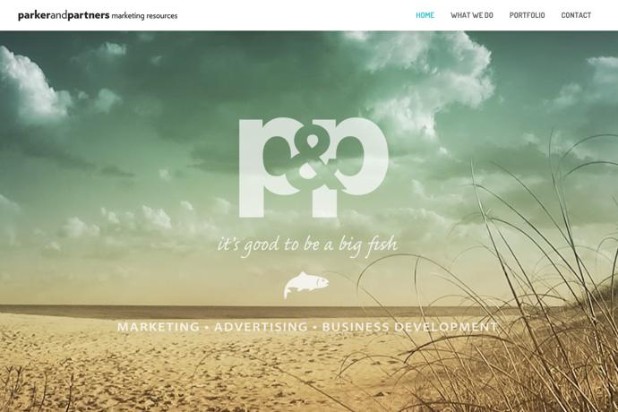 3. OBŘÍ FOTOGRAFIE. S obrovskou fotografií na úvodní stránce novin nebo webových stránek jednoduše spustíte wow efekt. Divák se totiž jakoby ocitne uprostřed dění. Získá tak příjemný pocit prostoru kolem sebe, což umocňuje moderní absence rámečků. Pro maximální uchvácení snímek „oblečte“ pouze do dvou barev, nebo ho odbarvěte úplně. Černobílé scény čeří divákovu emoční hladinu nejvíc.