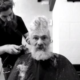 Jednoho však dostal nabídku od kadeřnického salónu La Salvajería na ostříhání a proměnu zevnějšku. Místní zaměstnanci ho dobře znali, neboť nedaleko hlídal parkoviště.