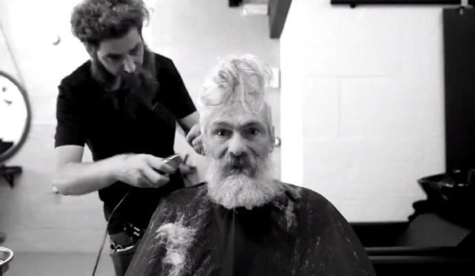 Jednoho však dostal nabídku od kadeřnického salónu La Salvajería na ostříhání a proměnu zevnějšku. Místní zaměstnanci ho dobře znali, neboť nedaleko hlídal parkoviště.