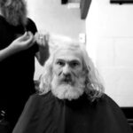 Jeho proměnu vzali od základů. Nejprve zastřihli dlouhé zvlněné vlasy a neudržované vousy.