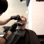 Poté přišel čas navrátit bílému porostu barvu. Kadeřníci zvolili tmavě hnědý odstín.