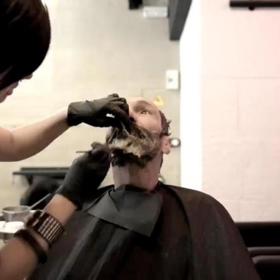 Poté přišel čas navrátit bílému porostu barvu. Kadeřníci zvolili tmavě hnědý odstín.