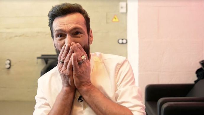 Jose nemohl uvěřit tomu, co uviděl v zrcadle. „Ach, bože! Já se nepoznávám!“ vysoukal ze sebe.