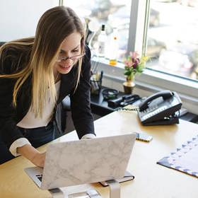 1. Kolegové v práci vás nepoznají. „Kdo je k čertu Adéla Zahradníčková?“ Zaměstnancům bude chvíli trvat, než si zafixují, že nemají novou kolegyni. Ale tu, co znají 5 let, jen s jiným příjmením. Očekávejte bizarní situace spojené s rychlou proměnou výrazů, jako je mistrně zvládala Šíleně smutná princezna.