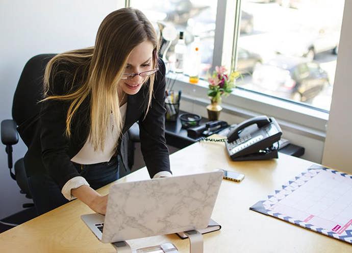 1. Kolegové v práci vás nepoznají. „Kdo je k čertu Adéla Zahradníčková?“ Zaměstnancům bude chvíli trvat, než si zafixují, že nemají novou kolegyni. Ale tu, co znají 5 let, jen s jiným příjmením. Očekávejte bizarní situace spojené s rychlou proměnou výrazů, jako je mistrně zvládala Šíleně smutná princezna.