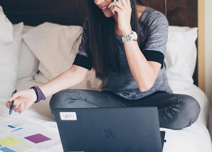 2. Papírování zabere nějakou chvíli. Platební karty, řidičák, pojišťovna, pas, občanka… s hlásnou troubou by avizování změny příjmení šlo rychleji. Tak jednoduše to ale bohužel nejde. A jakmile vezmete do ruky telefon, maraton bude pokračovat…