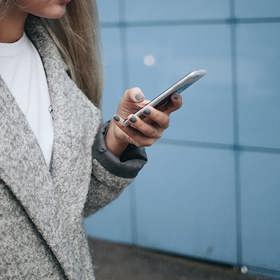 3. … protože e-maily a jiné internetové účty za vás nikdo nezmění. Nejjednodušší cestou je vytvořit e-mail nový a na starém účtu nastavit přeposílání pošty. Změnu příjmení budou potřebovat vysvětlit i klienti, a tak se připravte na to, že jedno odpoledne obětujete psaní mailů. Sprintujete-li s dobou, nevyhnete se ani změně jména na všech sociálních sítí.