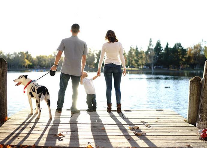 5. Stejné příjmení ušetří spoustu vyřizování kolem dětí. Věděli jste, že když si ponecháte svoje jméno, musíte přinést kopii oddacího listu do porodnice? A to je jen začátek. Mnoho žen si bere manželovo příjmení, aby si usnadnilo jednání s úřady.