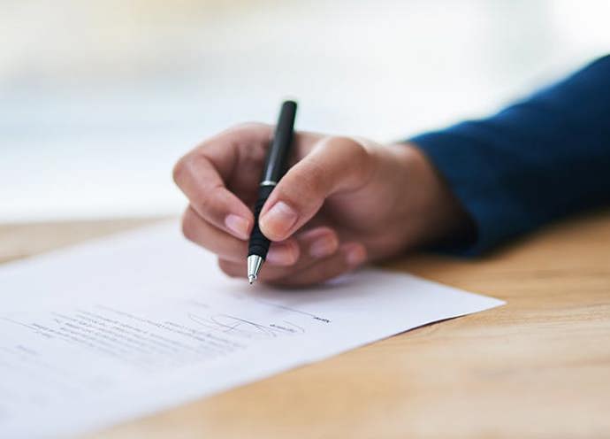 6. Užijete si spoustu legrace při nacvičování podpisu. Vrátíte se do první třídy. Nové seskupení písmenek nejde od ruky a chvíli potrvá, než ho zvládnete rychle jako lusknutí prsty.